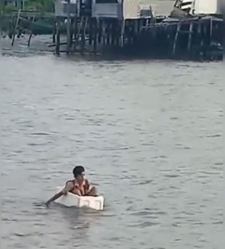 Viral anak SD sekolah menyeberang perairan pakai gabus. Si anak SD menantang maut untuk ke sekolah. Netizen pun menyerukan stasiun TV undang si anak SD itu ke acara TV. 