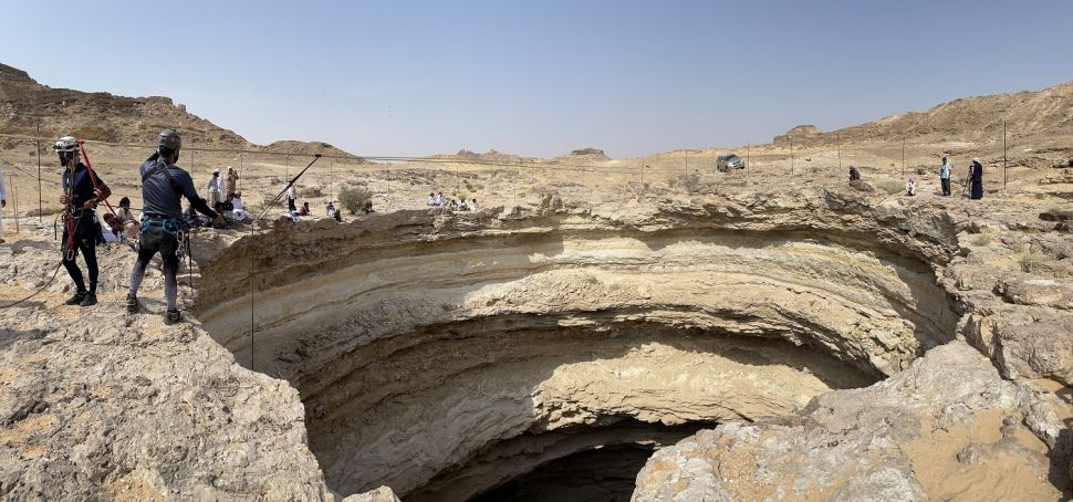 Para peneliti dan penjelajah gua dari Oman (OCET) sedang masuk dan meneliti ke dalam Gua Barhut di Yaman pada 15 September 2021. [AFP/OCET]