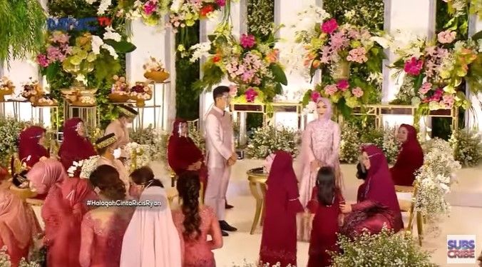 Momen lamaran Ria Ricis. (YouTube/MNCTV Official)