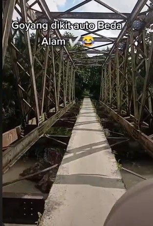 Viral jembatan maut yang membahayakan nyawa orang yang lewat. Sebab salah belok atau goyang saat naik motor, bisa jatuh ke jurang. Bahkan netizen menyebut jembatan ini Shiratal Mustaqim versi dunia. (TikTok @Ksasrg)