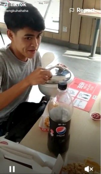 Viral pria bawa nasi sebaskom ke KFC untuk dimakan bersama teman-temannya di gerai itu. Sehingga mereka tinggal modal beli ayam dan saus saja. Sisanya nasi dibagi-bagi.