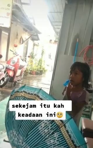 Wanita kedatangan tamu yang bikin merinding. (Tiktok)