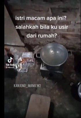 Viral suami ngamuk pulang kerja tak ada makanan. Bahkan si suami bertanya apakah salah jika usir istrinya. Si suami melihat kondisi dapur di rumahnya. Sementara si istri sibuk main HP.  (@kanjeng_mamiew2)