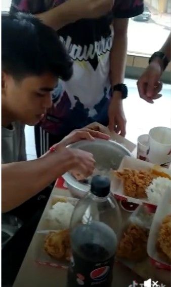 Viral pria bawa nasi sebaskom ke KFC untuk dimakan bersama teman-temannya di gerai itu. Sehingga mereka tinggal modal beli ayam dan saus saja. Sisanya nasi dibagi-bagi.