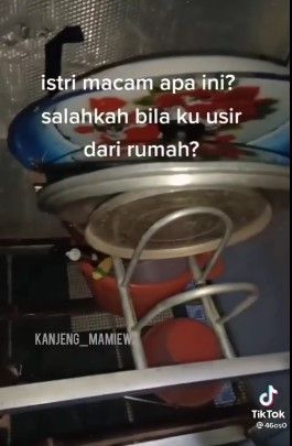 Viral suami ngamuk pulang kerja tak ada makanan. Bahkan si suami bertanya apakah salah jika usir istrinya. Si suami melihat kondisi dapur di rumahnya. Sementara si istri sibuk main HP.  (@kanjeng_mamiew2)