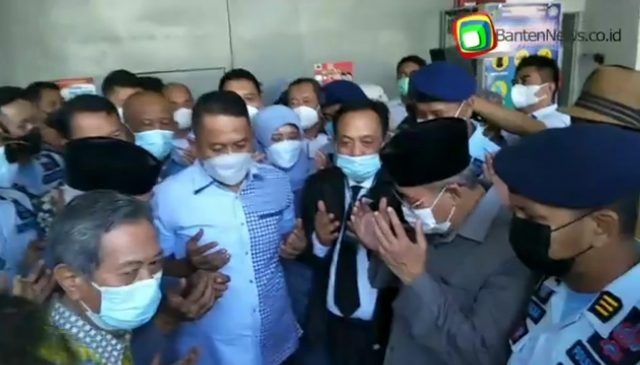 Mantan Wali Kota Cilegon Tb Iman Ariyadi, Keluarga, simpatisan menggelar doa pasca bebasnya Iman, Kamis (23/9/2021). [Bantennews]