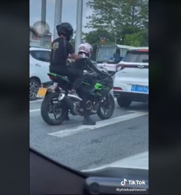 Viral Wanita Ganti Boncengkan Pacar Naik Motor Sport (tiktok.com/@phiekashiwoon)