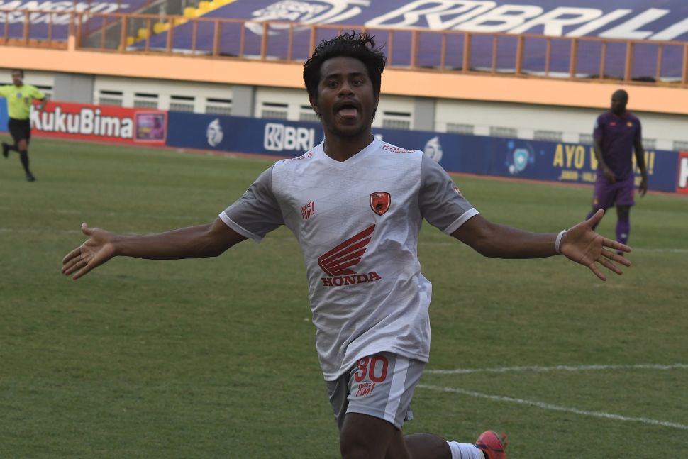 Pesepak bola PSM Makassar Ilham Udin Armaiyn merayakan gol saat melawan Persik Kediri pada lanjutan Liga 1 di Stadion Wibawa Mukti, Kabupaten Bekasi, Jawa Barat, Kamis (23/9/2021). Pertandingan berakhir dengan skor 3-2 untuk kemenangan PSM Makassar. ANTARA FOTO/ Fakhri Hermansyah