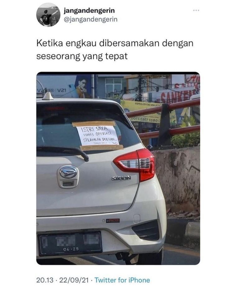 Daihatsu Sirion jadi sorotan gegara tulisan di kaca belakang. (Twitter)