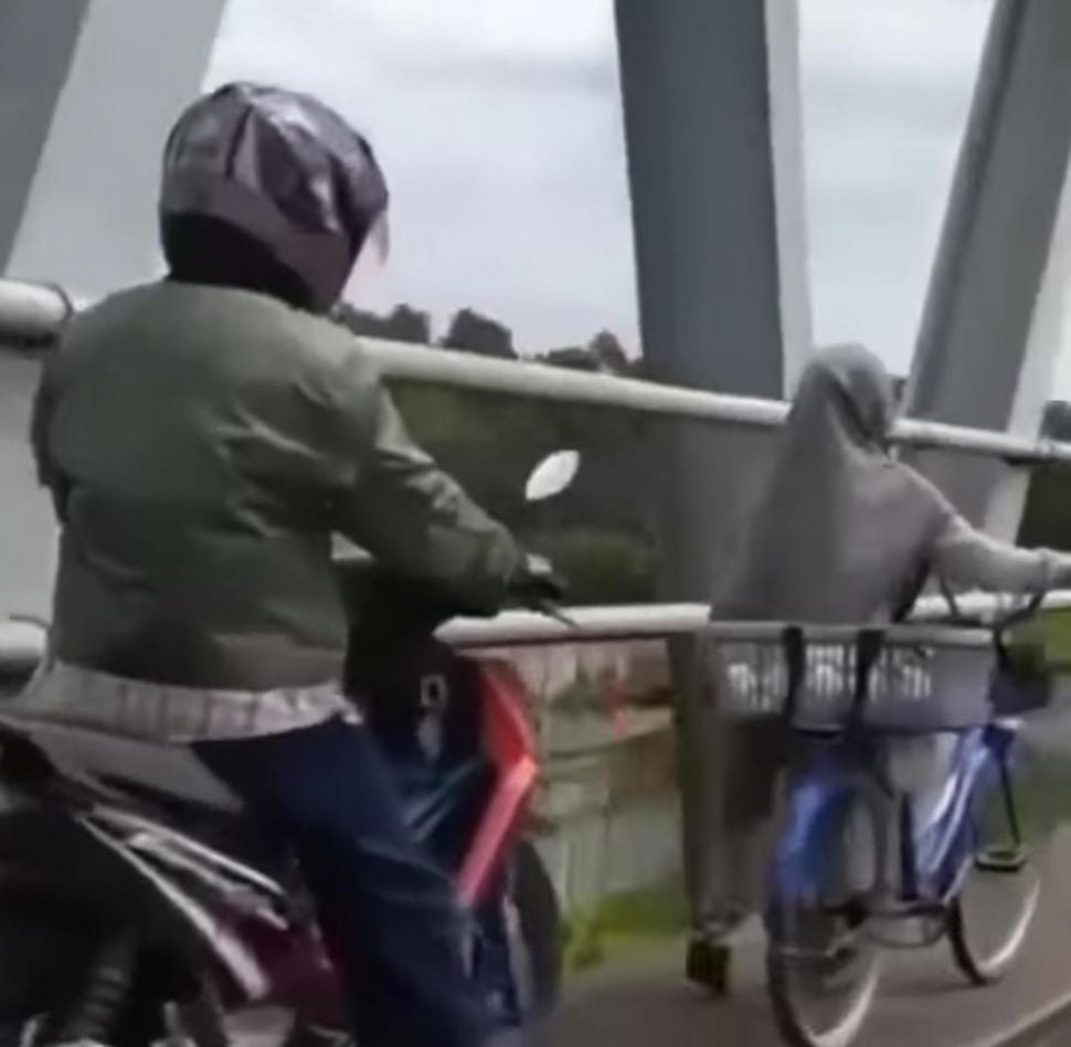 Viral pemotor hindari macet malah terjebak macet di trotoar jembatan. Pilian salah itu lantaran ada sosok perempuan berjilbab yang berjalanan di trotoar.