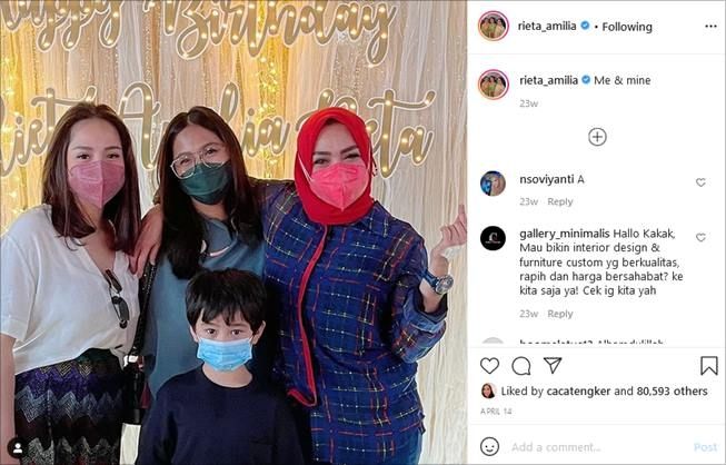 Penampilan simpel Nagita Slavina saat memberikan kejutan ulang tahun untuk ibunda. (Instagram/@rieta_amilia)