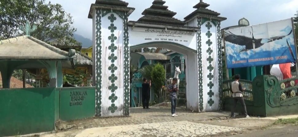 Gerbang Rumah Iskandar Jamaludin Firdos di Desa Pandat, Kecamatan Mandalawangi.[BantenHits.com]