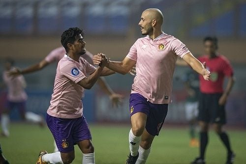 Pesepak bola Persik Kediri Youssef Ezzejari (kanan) berselebrasi dengan rekannya Ibrahim Sanjaya (kiri) usai mencetak gol ke gawang Persikabo 1973 dalam pertandingan pekan ketiga Liga 1 2020-2021 di Stadion Wibawa Mukti, Cikarang, Kabupaten Bekasi, Jawa Barat, Jumat (17/9/2021). Pertandingan berakhir seri dengan skor 2-2. ANTARA FOTO/Aditya Pradana Putra/hp.