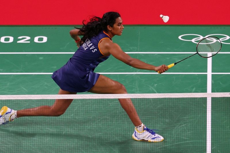 Pebulu tangkis putri India Pusarla V. Sindhu saat tampil di Olimpiade Tokyo 2020 (REUTERS/LEONHARD FOEGER)