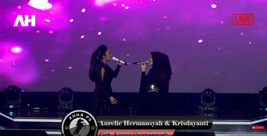 Momen Krisdayanti nyanyi bareng Aurel Hermansyah. (YouTube/AH)