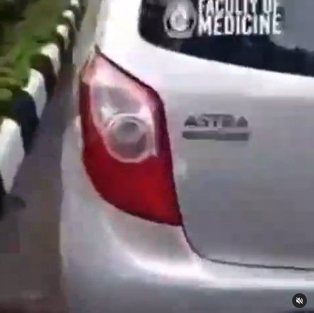 Viral mobil goyang digerebek di pinggir jalan. Di dalam mobil diduga ada sejoli lagi bercumbu. Begitu digerebek mobil langsung kabur. Di belakang mobil ada stiker Faculty of Medicine. 