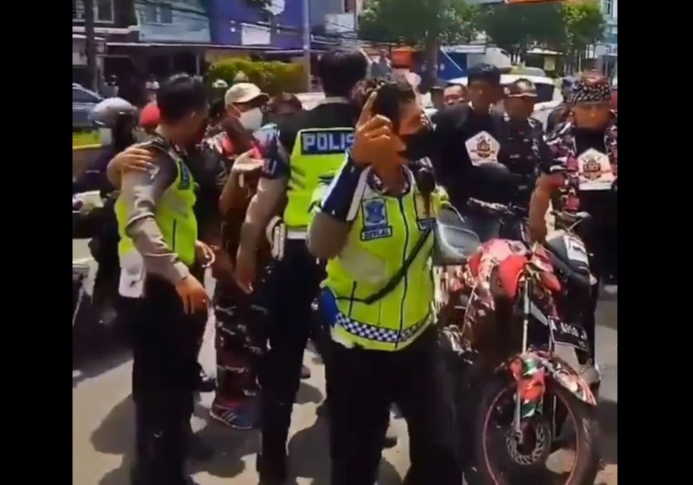 Tangkapan layar polisi buburkan upaya ormas tutup Jalan Ahmad Yani Serang. [Instagram]