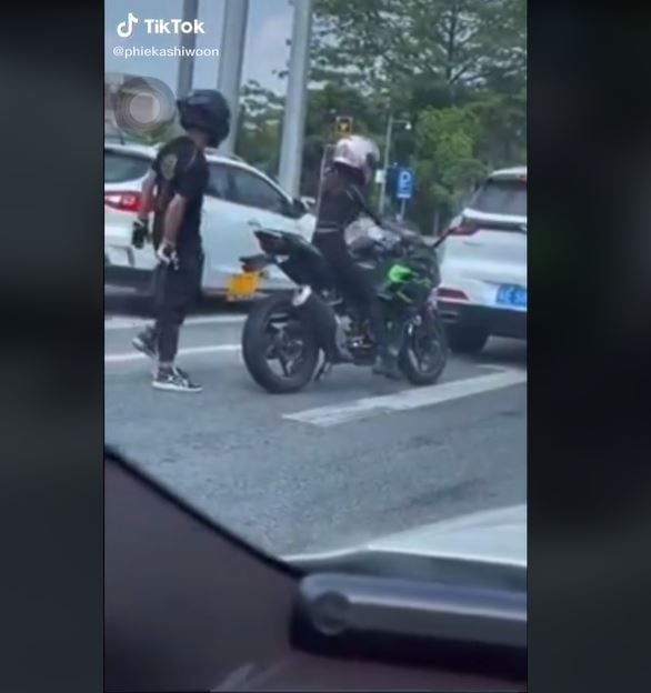 Viral Wanita Ganti Boncengkan Pacar Naik Motor Sport (tiktok.com/@phiekashiwoon)