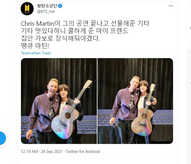 Jin BTS memperlihatkan hadiah gitar yang diberikan Chris Martin [Instagram/@bts_twt]