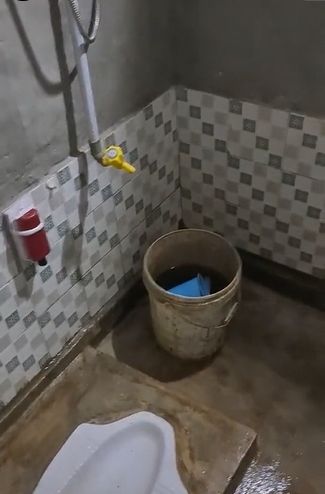 Pria syok buka pintu kulkas di dapur. (Tiktok/@bangkit.168)