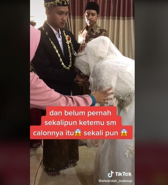 Viral Pengantin Dijodohkan, Pertama Bertemu di Hari Pernikahan (tiktok.com/@elwardah_makeup)