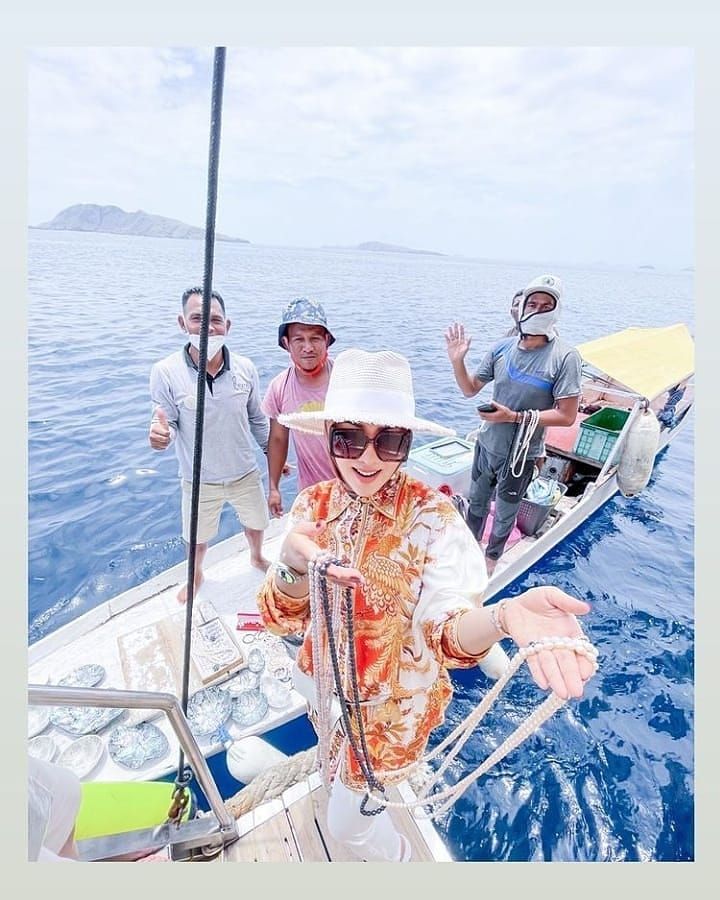 Momen Syahrini liburan di Labuan Bajo. (Instagram/princessyahrini)