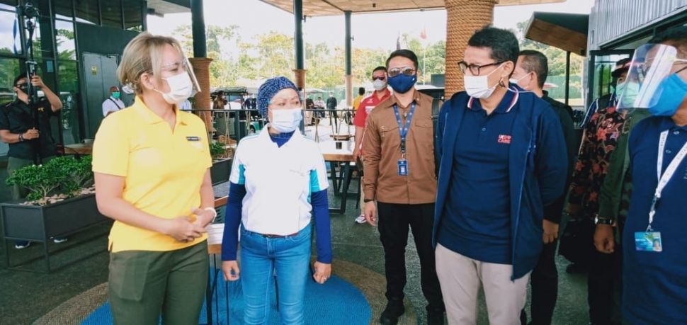 Ratna Wahyuni bersama Sandiaga Uno dalam persiapan membuka perbatasan dari Singapura ke Bintan. (Dok. pribadi)