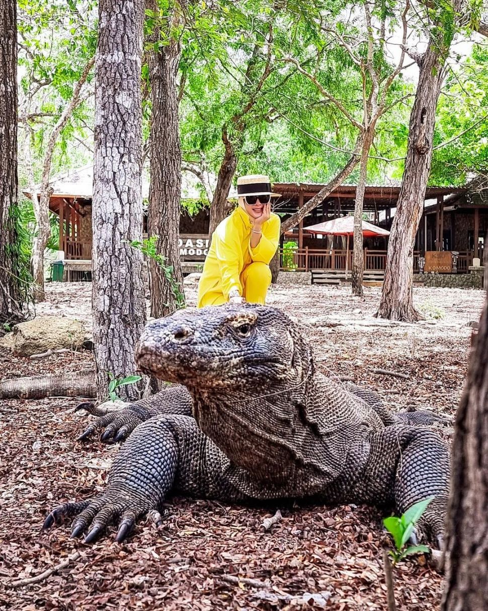 Momen Syahrini liburan di Labuan Bajo. (Instagram/princessyahrini)