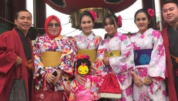 Gaya Pedangdut Pakai Kimono. (Instagram/ayutingting92)