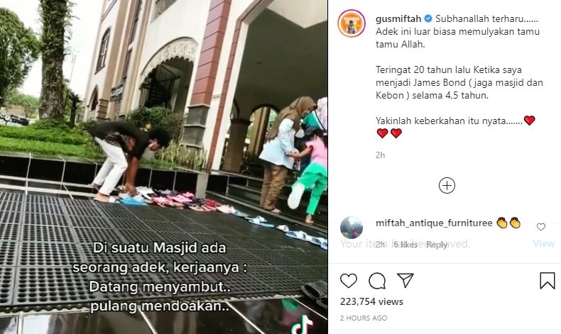 Pemuda beri sambutan tamu yang datangi masjid. (Instagram/gusmiftah)