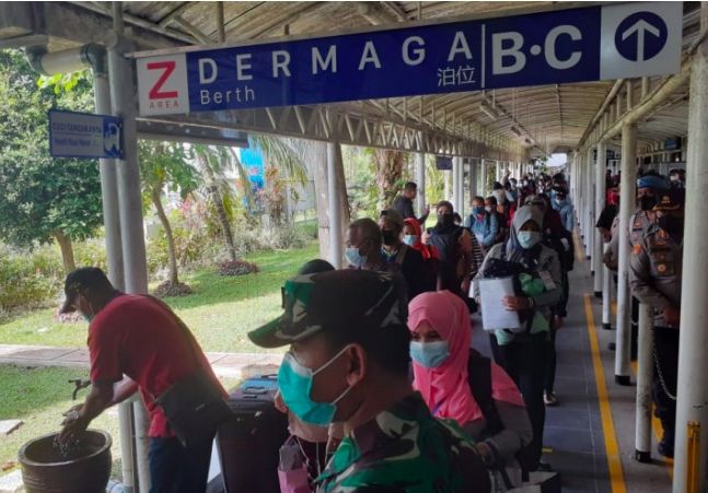 Puluhan pekerja migran Indonesia (PMI) dari Malaysia mengantre memasuki Pelabuhan Internasional Batam Centre, beberapa waktu lalu. (FOTO ANTARA/Yuniati Jannatun Naim)