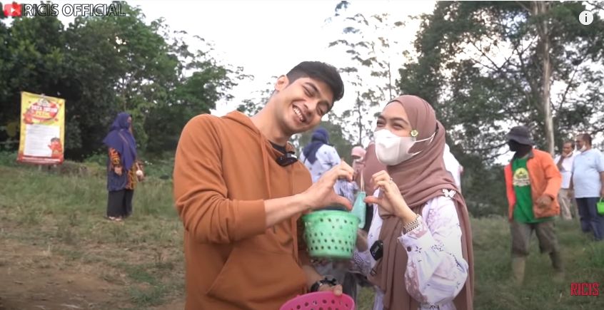 Momen Ria Ricis liburan bareng Teuku Ryan. (YouTube/Ria Ricis)