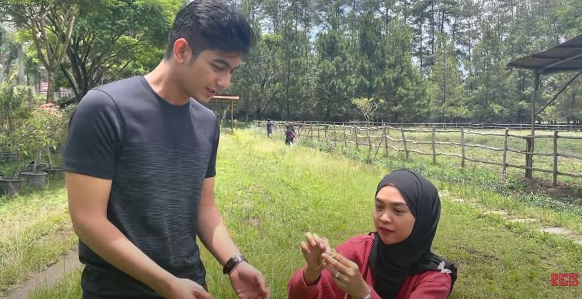 Momen Ria Ricis liburan bareng Teuku Ryan. (YouTube/Ria Ricis)