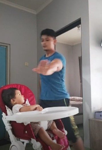 Viral pria kekar joget-joget bercanda dengan anak. Aksi si pria bikin netizen terpukau dan memuji sebagai gaya asuh masa kini. 