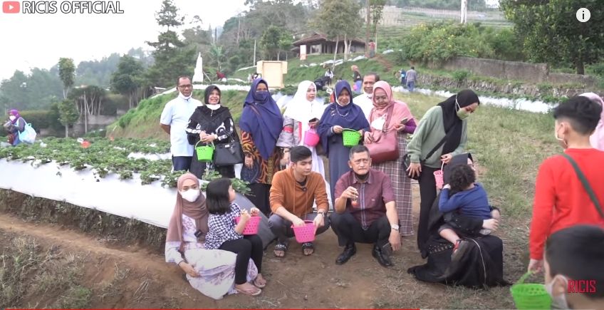 Momen Ria Ricis liburan bareng Teuku Ryan. (YouTube/Ria Ricis)