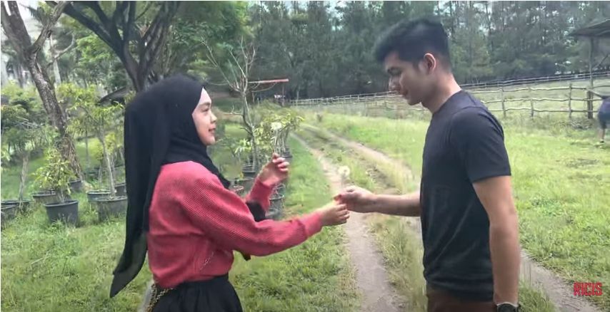 Momen Ria Ricis liburan bareng Teuku Ryan. (YouTube/Ria Ricis)