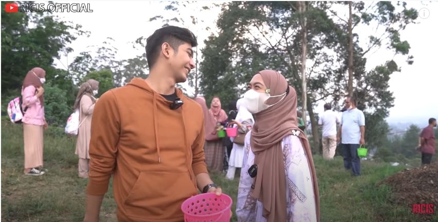 Momen Ria Ricis liburan bareng Teuku Ryan. (YouTube/Ria Ricis)