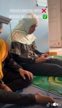 Viral mahasiswa wisuda online tak sama orangtua. Namun dia tak kehabisan akal dengan meminta teman-temannya menggantikan posisi orangtua. (Tiktok)