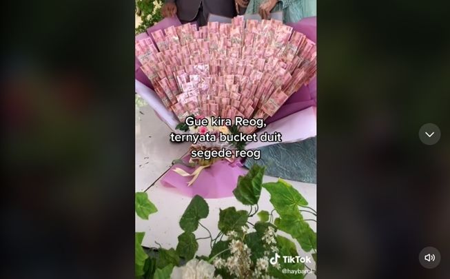 Viral pengantin beri mahar buket uang sebesar kepala reog. (TikTok/@haybarul)