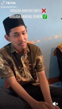 Viral mahasiswa wisuda online tak sama orangtua. Namun dia tak kehabisan akal dengan meminta teman-temannya menggantikan posisi orangtua. (Tiktok)