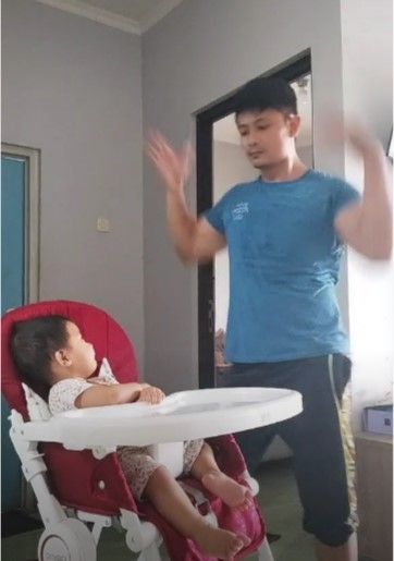 Viral pria kekar joget-joget bercanda dengan anak. Aksi si pria bikin netizen terpukau dan memuji sebagai gaya asuh masa kini. 