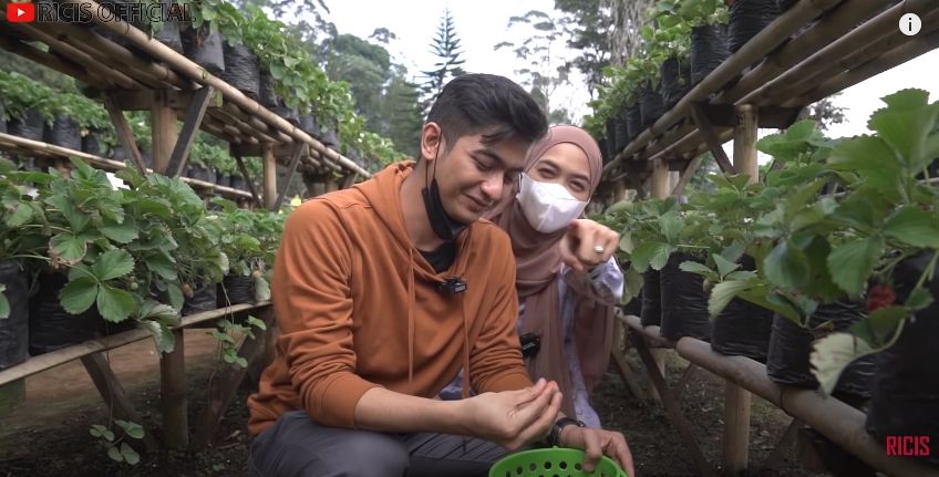 Momen Ria Ricis liburan bareng Teuku Ryan. (YouTube/Ria Ricis)