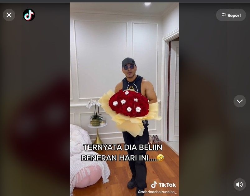 Sabrina Chairunnisa Kode Minta Buket Bunga Viral, Deddy Corbuzier Ribut Kemahalan. (Dok: TikTok/sabrinachairunnisa_)