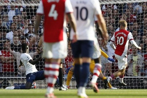 Pemain Arsenal Emile Smith Rowe menjebol gawang Tottenham Hotspur dalam pertandingan Liga Premier yang digelar di Emirates Stadium, Minggu (26/9/2021). [AFP]