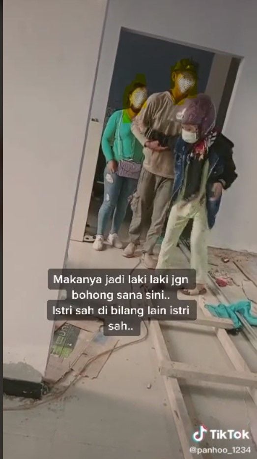 Tangkapan layar pria yang berprofesi sebagai kuli bangunan ketahuan selingkuh oleh istrinya. [TikTok]