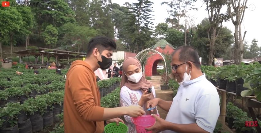 Momen Ria Ricis liburan bareng Teuku Ryan. (YouTube/Ria Ricis)