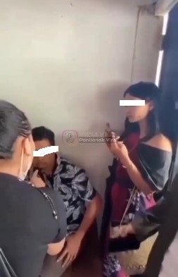 Viral wanita labrak suami selingkuh di warung. Aksi labrak perselingkuhan itu viral di media sosial. Bahkan si wanita selingkuhan pria cuma bisa mingkem dan diam dicaci maki.