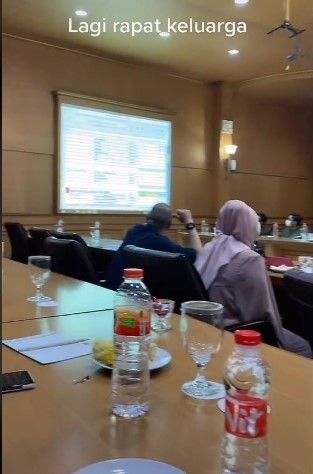 Viral wanita jilbab hitam tiktokan di rapat keluarga. Ini menjadi perhatian netizen karena melihat keadaan rapat itu sangat mewah bak di ruangan Anggota DPR.