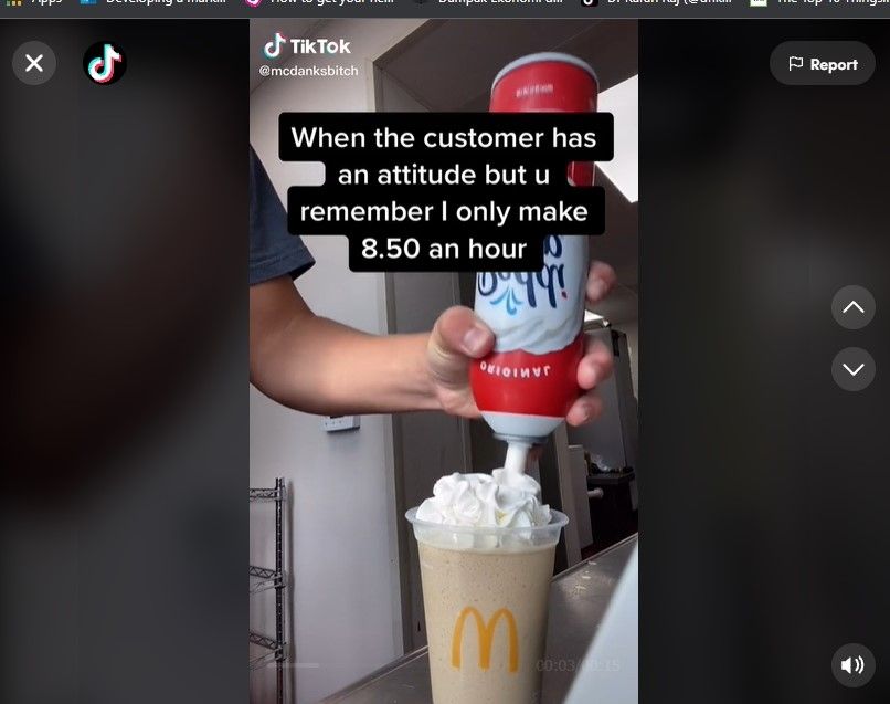 Viral! Karyawan McD Kasih Saus Asam Manis ke Atas Minuman Pelanggan, Ujungnya Dipecat. (Dok: TikTok/mcdanksbitch)