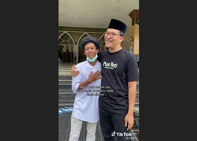 Viral karena merapihkan sandal jamaah masjid, bocah ini ternyata anak sultan. (TikTok/@matpeciii)